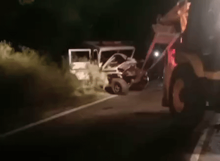 पुलिस की क्षतिग्रस्त गाड़ी को क्रेन सड़क से हटाती हुई।