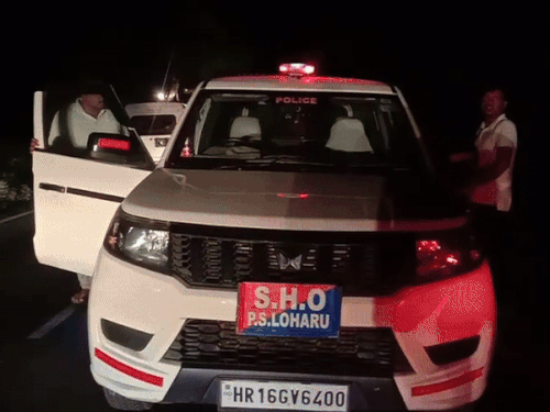 हादसे के बाद मौके पर पहुंची पुलिस और सड़क पर क्षतिग्रस्त गाड़ी।