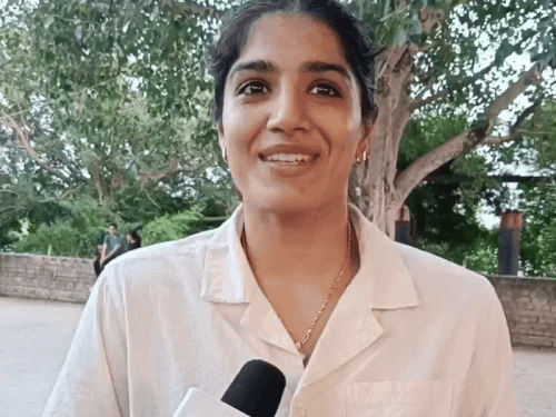 जानकारी देती हुई बॉक्सर नूपुर श्योराण।
