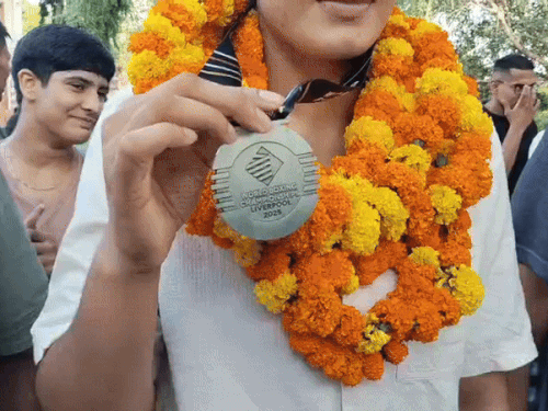 बॉक्सर नूपुर श्योराण का घर पहुंचने के बाद स्वागत किया गया।