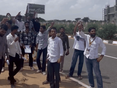 विरोध-प्रदर्शन करते हुए एसएफआई छात्र संगठन से जुड़े छात्र।