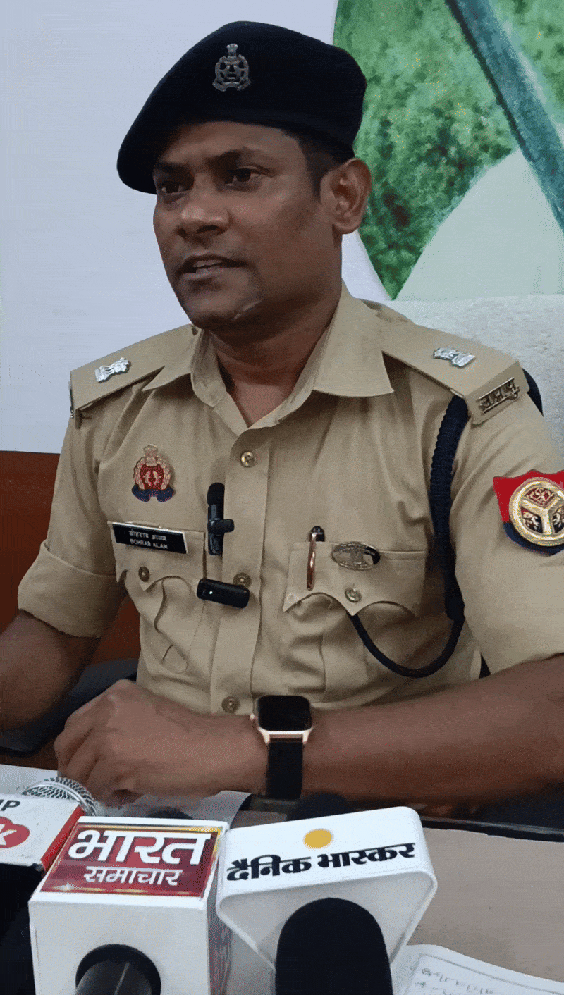 पत्रकारवार्ता कर पूरे घटनाक्रम की जानकारी देते जीआरपी एडिशनल एसपी सोहराब आलम।