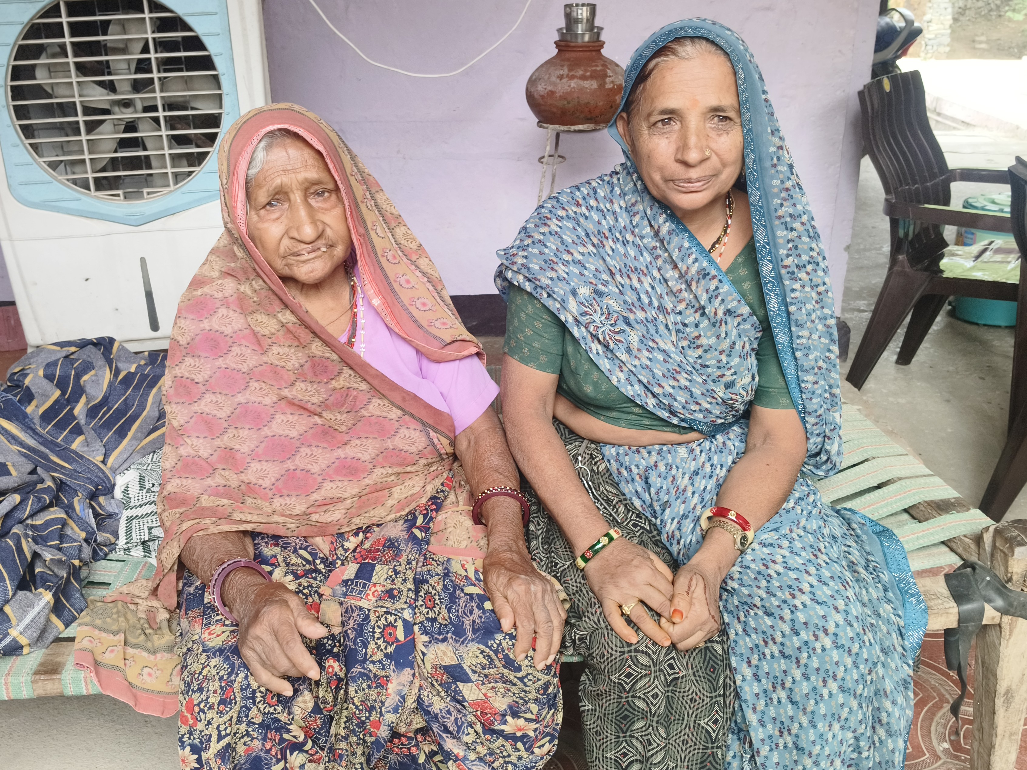 बाबरी बाई मां के साथ में।