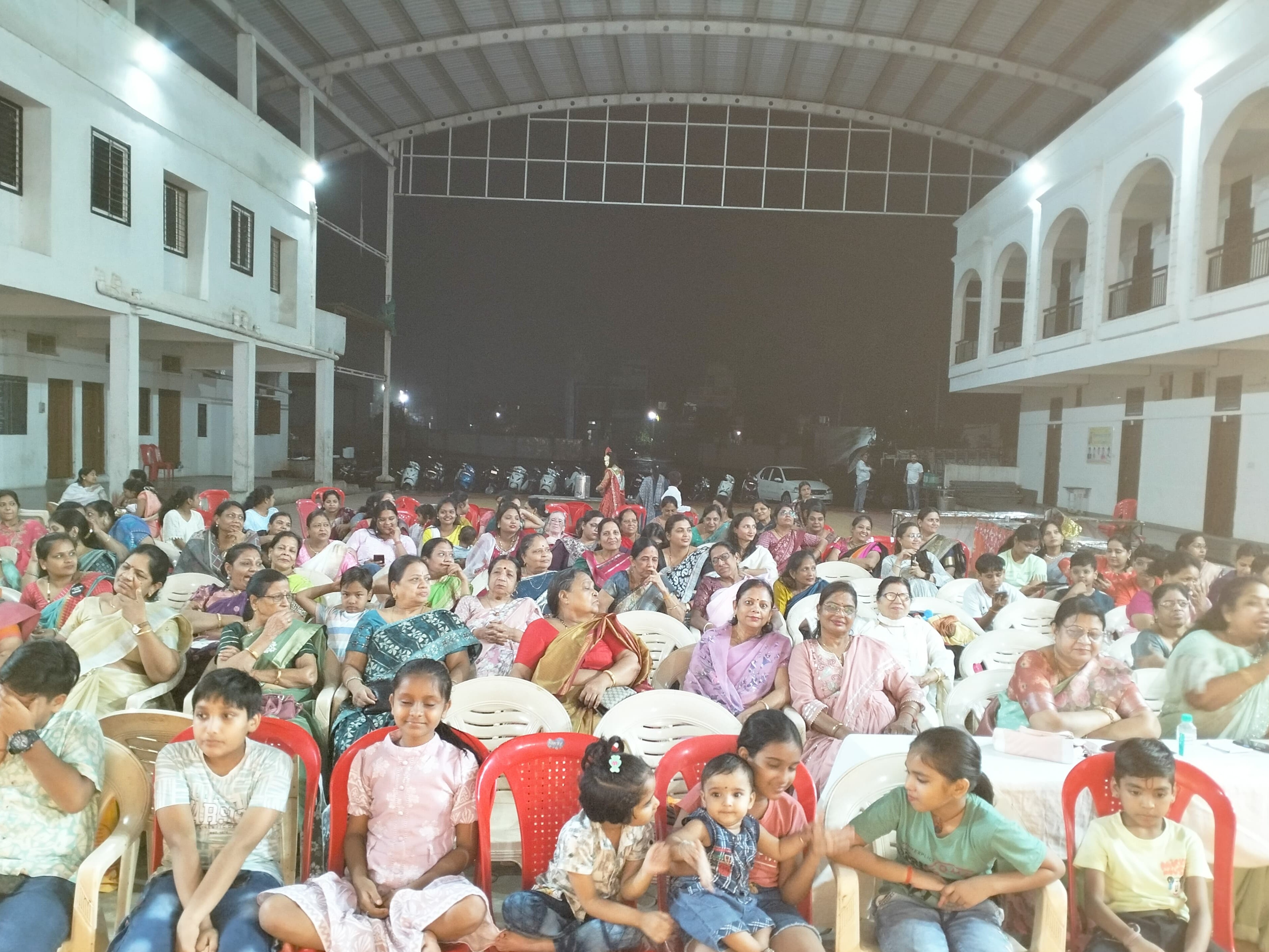 कार्यक्रम के दौरान बच्चों से लेकर बड़ी संख्या में महिलाएं मौजूद रहीं।