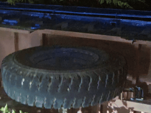 हादसे के बाद ट्रैक्टर ट्रॉली पलटकर सड़क से 5-6 फीट नीचे गिर गई।