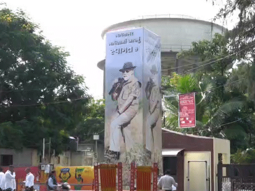 भावनगर में PM मोदी के स्वागत के लिए लगे उनके पोस्टर्स।