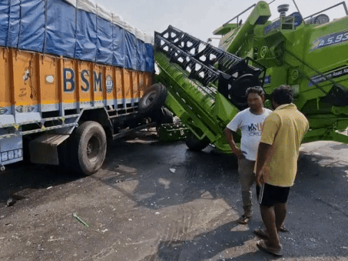 करनाल में कंबाइन-ट्रक की टक्कर:  ड्राइवर की टूटी टांगे हालत गंभीर, ट्रक का कैबिन बुरी तरह क्षतिग्रस्त – Karnal News