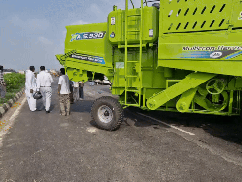 हादसा होता देख मौके पर पहुंचते लोग।