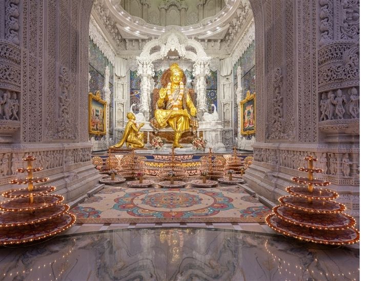 सनातन धर्म के देवी-देवताओं की प्रतिमा की प्रतिष्ठा भी की गई है।