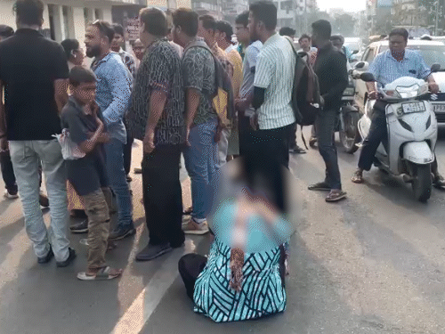 महिला को सड़क पर बैठे देख लोगों की भीड़ लग गई। इससे सड़क पर जाम के हालात बन गए।