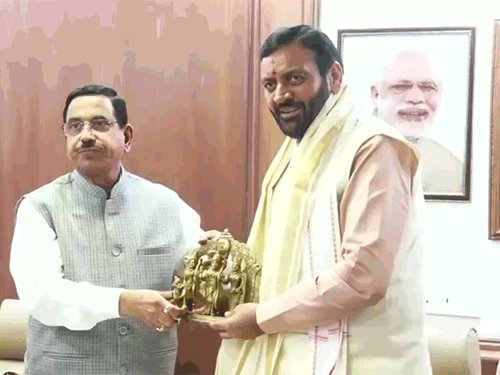 दिल्ली में खाद्य आपूर्ति मंत्री प्रह्लाद जोशी से मुलाकात करते सीएम सैनी।- फाइल