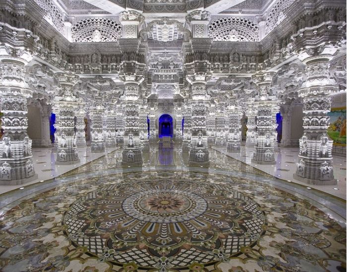 इस मंदिर में 68 हजार क्युबिक फीट इटालियन करारा मार्बल का उपयोग हुआ है।