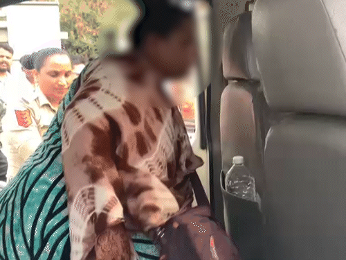 महिला पुलिस की टीम नाराज महिला को समझा-बुझाकर उसे घर छोड़ने ले गई।