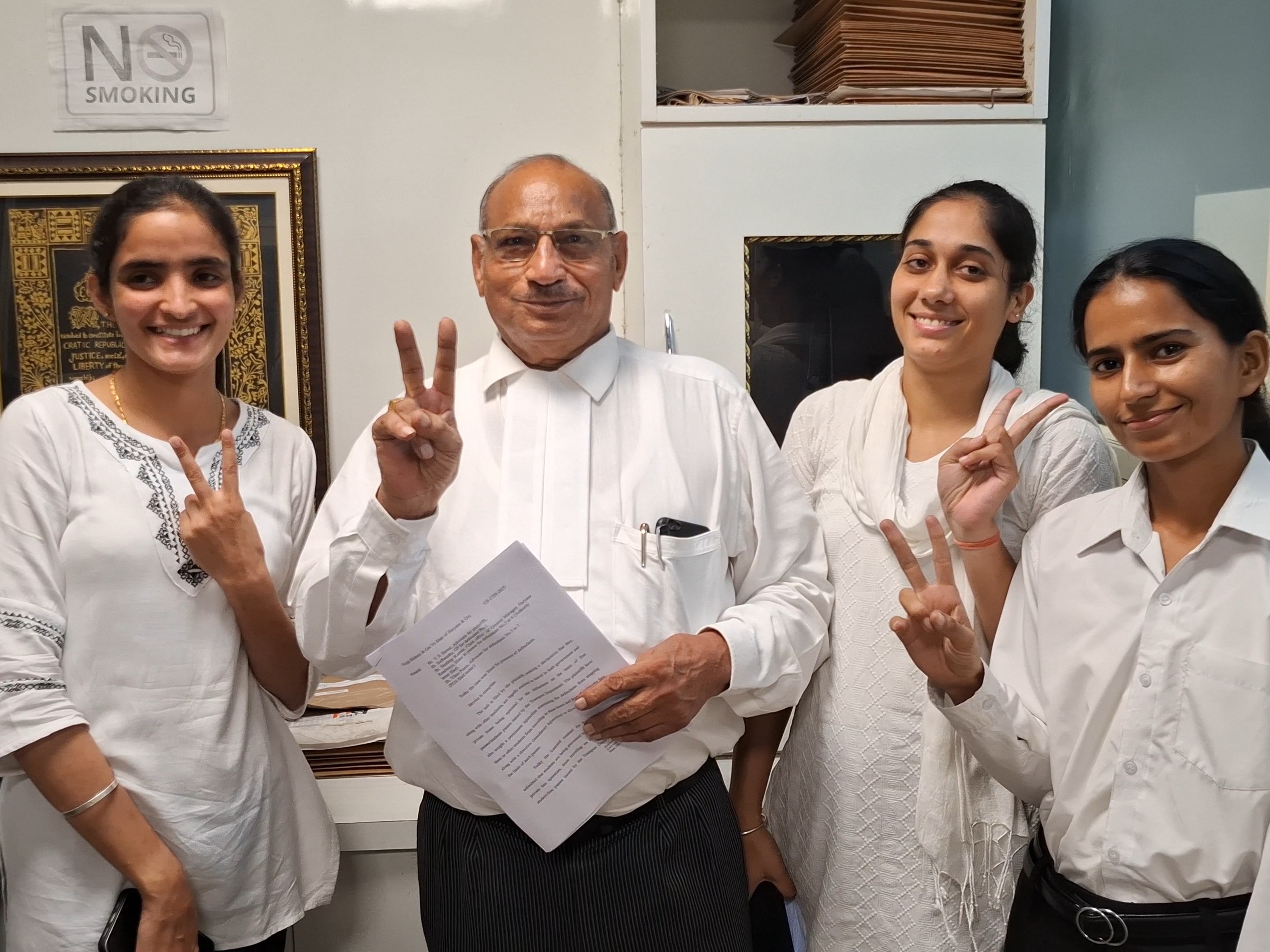 हिसार कोर्ट में वकील ओमप्रकाश के साथ पूजा बिश्नोई विक्ट्री साइन बनाती हुई।