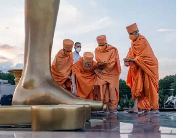 स्वामीनारायण मंदिर के प्रवेश द्वार पर नीलकंठवर्णी की एक भव्य मूर्ति।