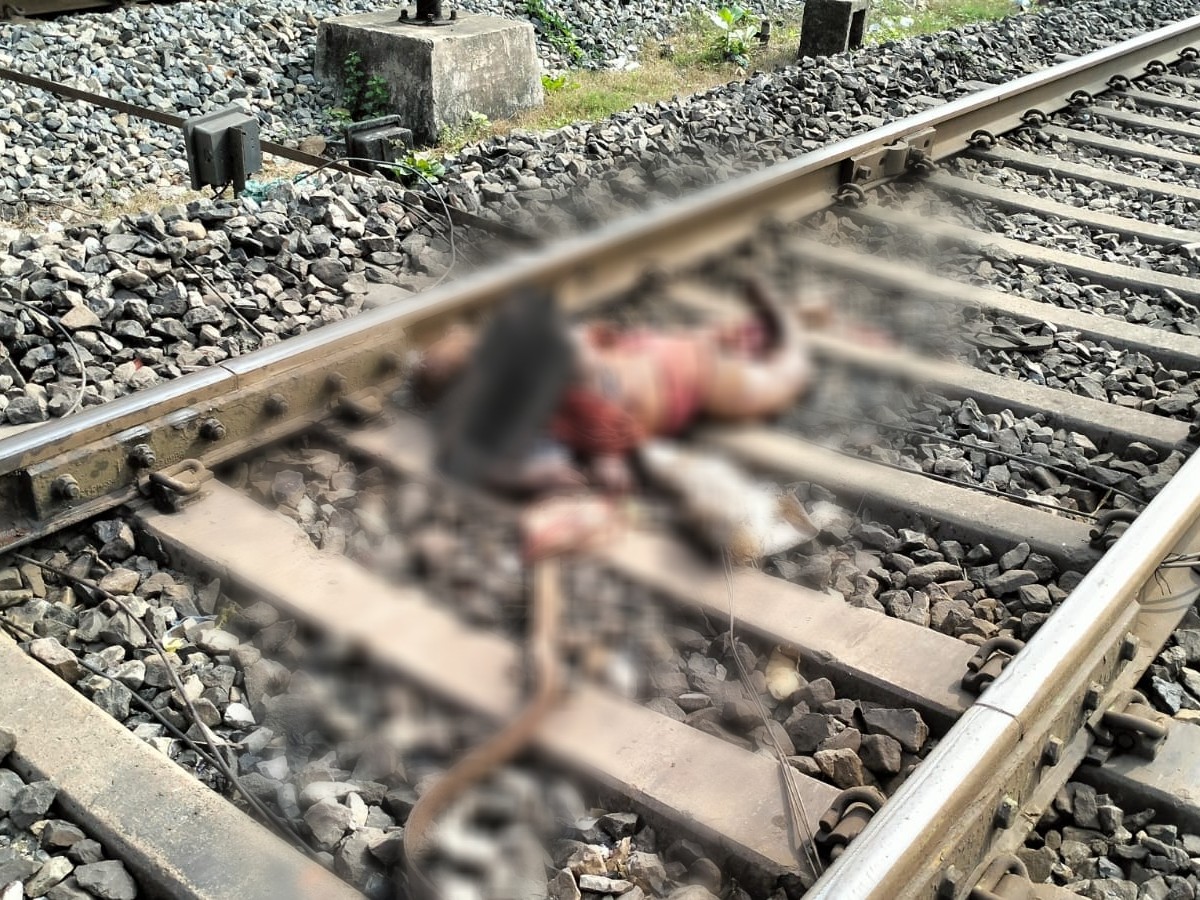 लगभग 4 घंटे तक महिला का शव अर्धनग्न अवस्था में पटरियों के पास पड़ा रहा।