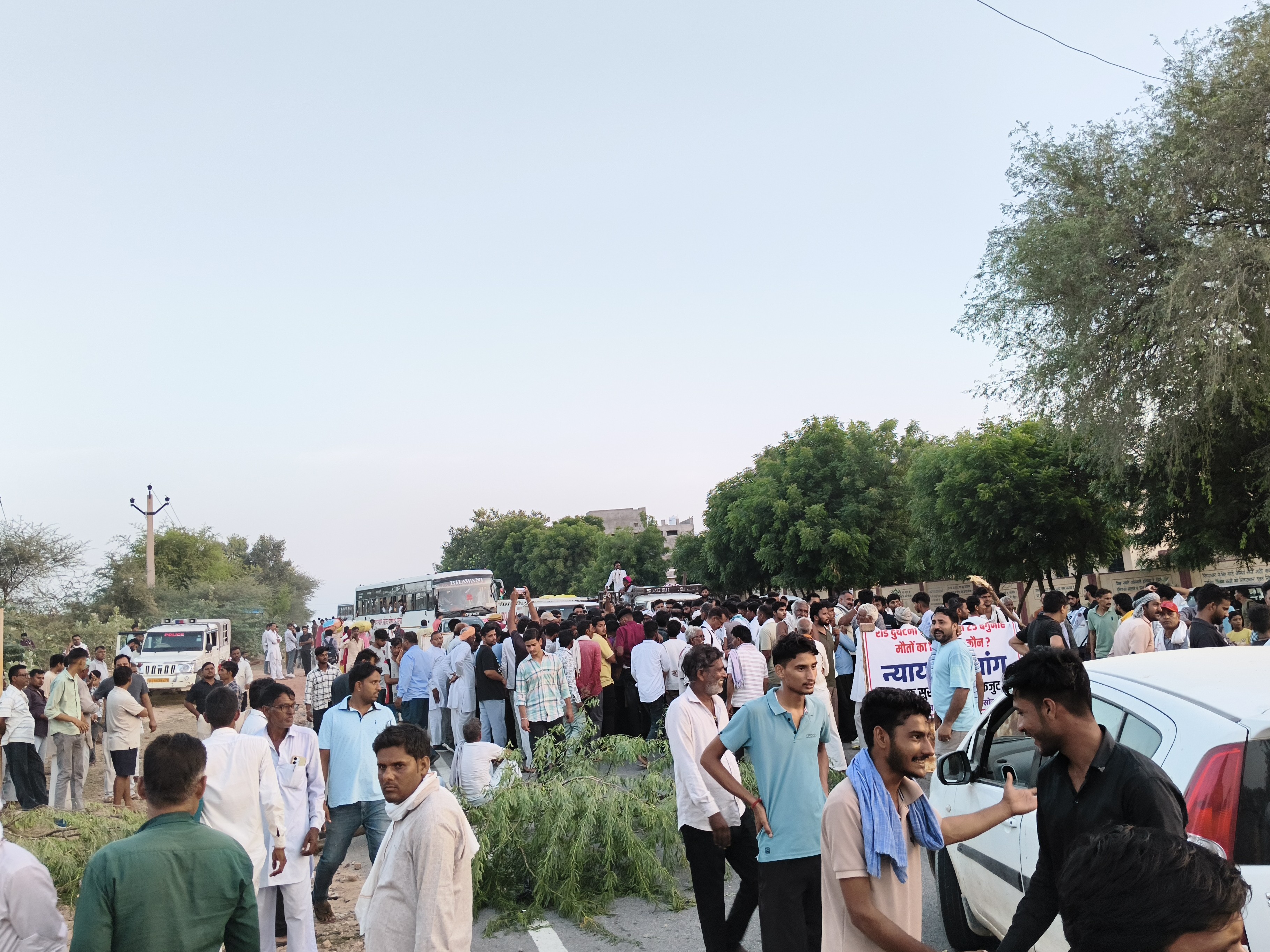 घटना के बाद गुस्साए ग्रामीणों ने मेगा-हाईवे जाम कर दिया