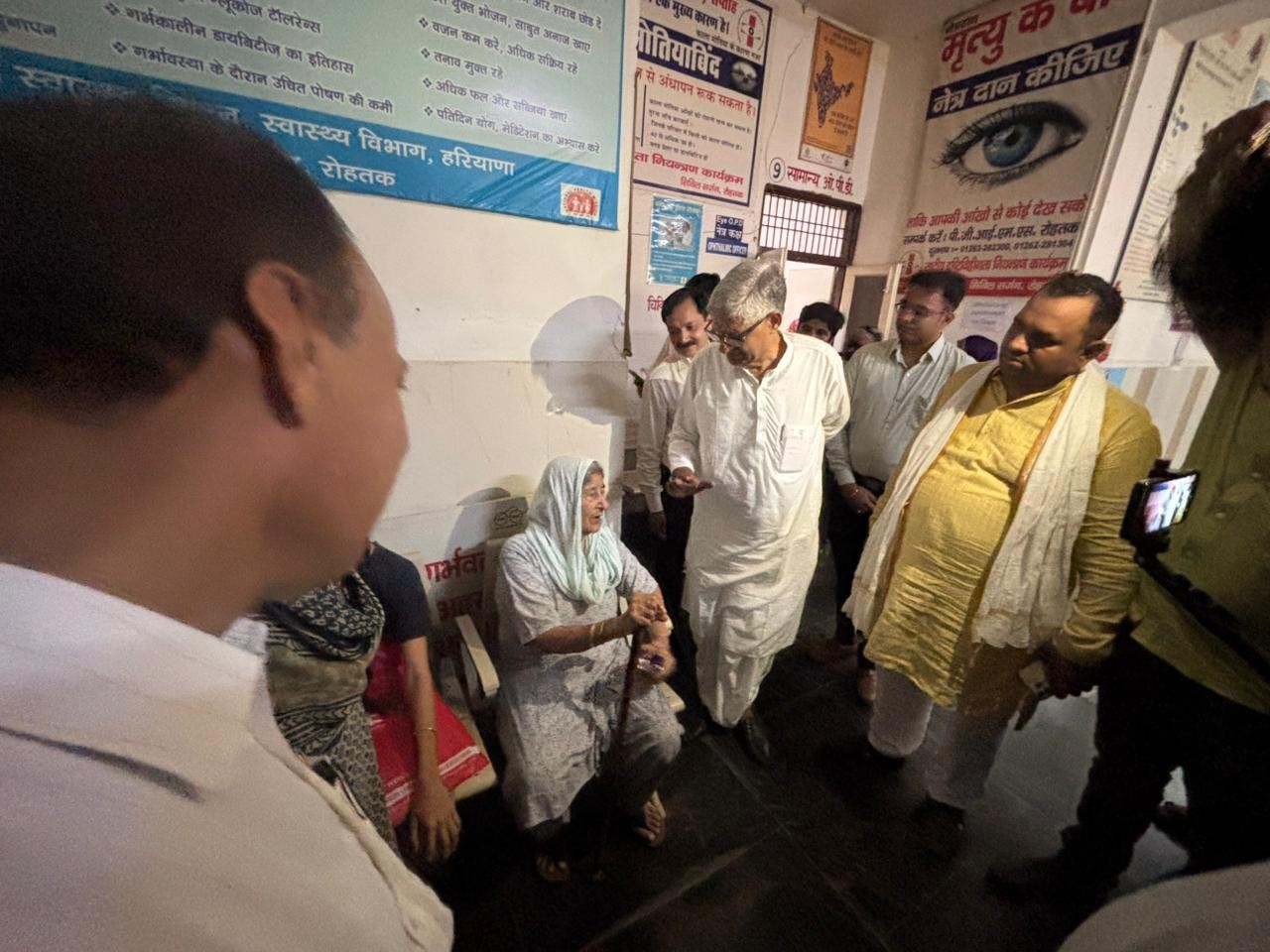 शिविर के दौरान महिलाओं से समस्याएं पूछते सांसद।