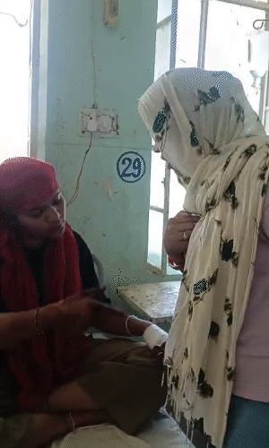 महिला हॉस्पिटल में आई और पैसों के विवाद को लेकर झगड़ा करने लगी।