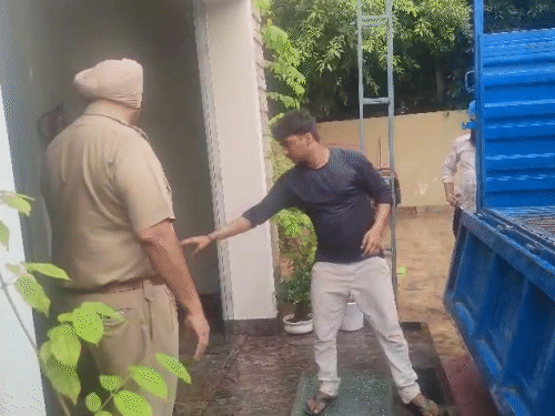 छापेमारी के बाद सुबह फर्जी सेंटर से सामान जब्त करती पुलिस।