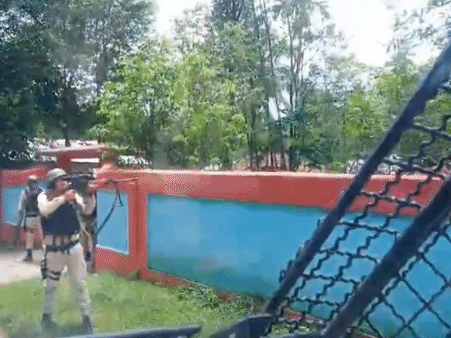 मणिपुर के जिरीबाम में 14 जुलाई CRPF और पुलिस टीम के काफिले पर कुकी उग्रवादियों ने हमला कर दिया था।