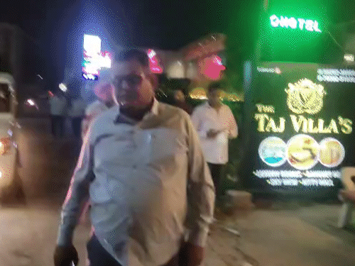 रात को छापेमारी के लिए होटल पर पहुंची टीम।
