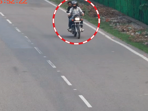 यह तस्वीर 10 सितंबर की है, बरेली के झुमका चौराहे पर लगे CCTV में नकुल और विजय कैद हुए। विजय बाइक चला रहा था, जबकि नकुल पीछे बैठा था।