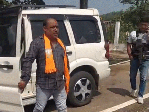 बीजापुर भाजपा जिला उपाध्यक्ष लव कुमार रायडू हमेशा जवानों के सुरक्षा घेरे में रहते हैं।