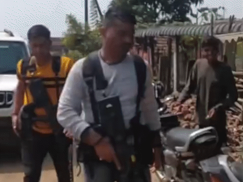 गांव में लोगों से मुलाकात करने के दौरान भी लवकुमार रायडू सुरक्षा घेरे में रहते हैं।