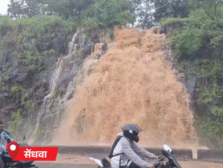 मुंबई-आगरा नेशनल हाईवे (NH-52) पर पहाड़ से फूटा झरना।