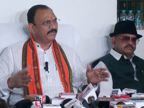 स्वास्थ्य मंत्री श्यामबिहारी जायसवाल ने कहा कि मांगों को लेकर कमेटी बनाई गई है। सभी कर्मचारी काम पर लौटें।