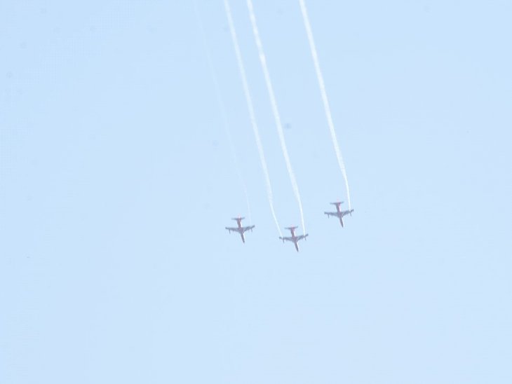 शुक्रवार को 3 जहाजों ने एक साथ करतब दिखाए थे। इसे देखने शहरवासी घरों से बाहर आ गए थे।