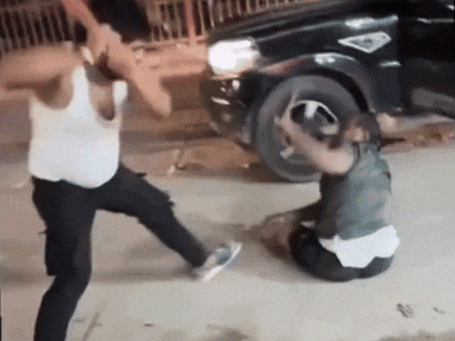 गुरुग्राम के डूंडाहेड़ा में ढाबा संचालक पर डंडे बरसाता युवक। - Dainik Bhaskar