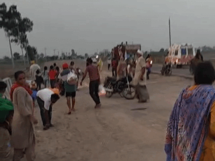 राहत सामग्री लूटते हुए लोग - Dainik Bhaskar