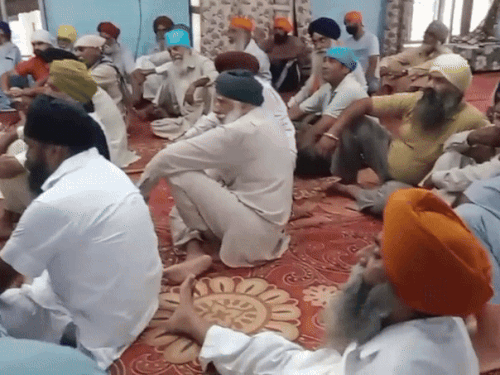 प्रवासियों को लेकर चल रही चर्चा में पहुंचे मेंबर।