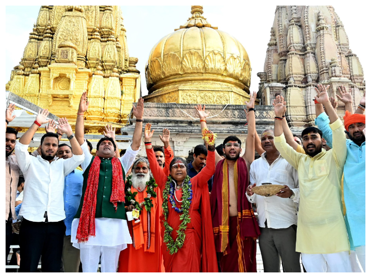 समर्थकों संग विश्वनाथ धाम में खिंचवाई फोटो।
