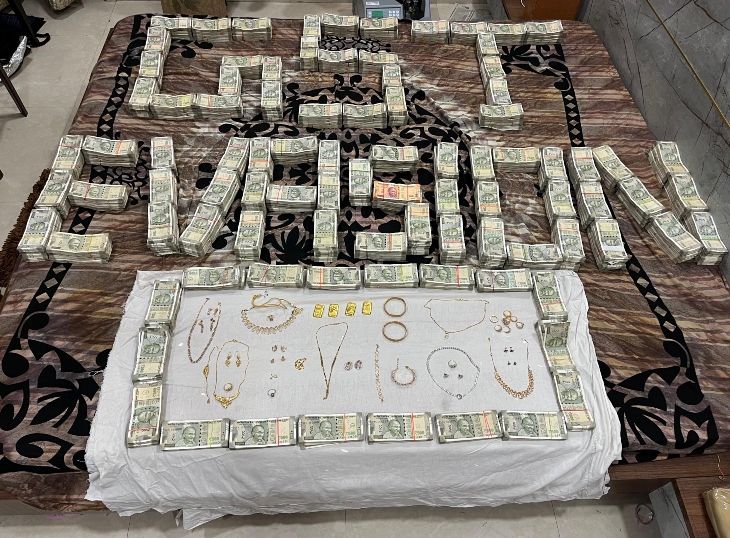 मास्टरमाइंड के घर से 1.64 करोड़ रुपए कैश और 400 ग्राम सोने के चार बिस्किट जब्त किए गए हैं।