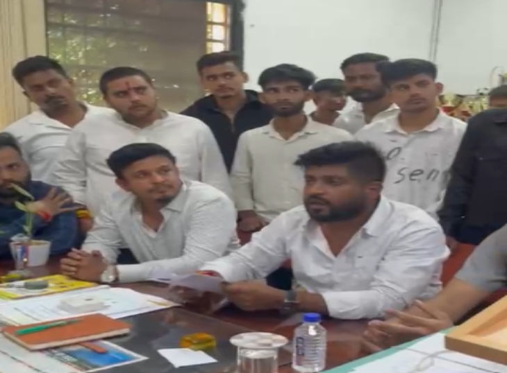 शुक्रवार को खेल विभाग संचालक से बातचीत करते हुए प्रदर्शनकारी।
