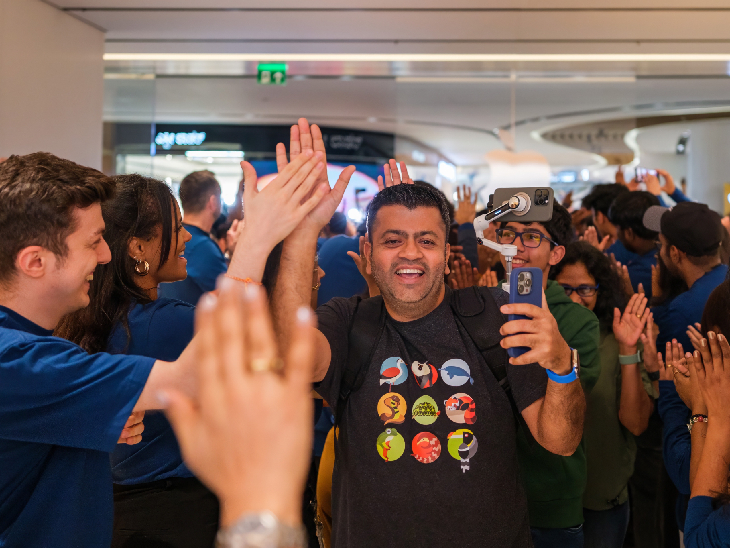 बेंगलुरु के एपल स्टोर से आईफोन का लेटेस्ट मॉडल खरीदने के बाद सेलिब्रेट करते हुए कस्टमर।