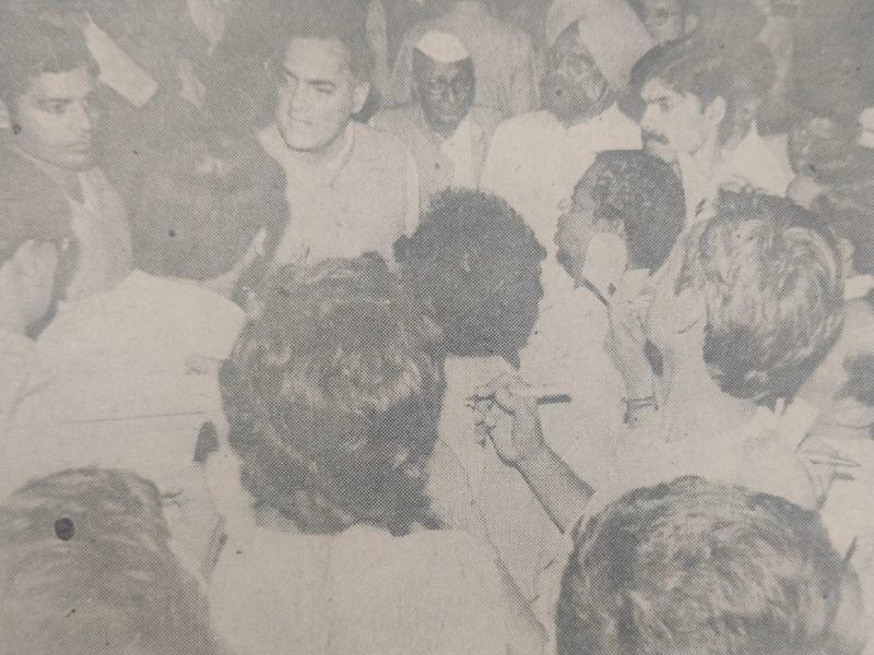 October 26, 1989, Rajiv Gandhi at Patna Airport after returning from Bhagalpur. Source: Library
