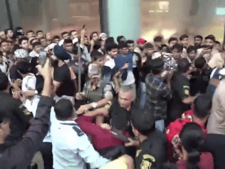 मुंबई के बीकेसी जियो सेंटर के बाहर एप्पल स्टोर में भारी भीड़ के बीच कुछ लोगों में झड़प हो गई, जिसके बाद सिक्योरिटी वालों को बीच में आना पड़ा। - Dainik Bhaskar