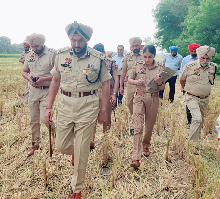 खेतों के रास्ते से आगे निकलते ही मुठभेड़ शुरू हो गई थी।