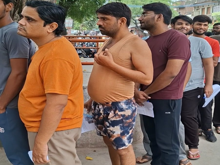 जींस और फुल आस्तीन की शर्ट पहन कर आए अभ्यर्थी से खुलवाए सेंडो, नेक्कर में परीक्षा देने जाते