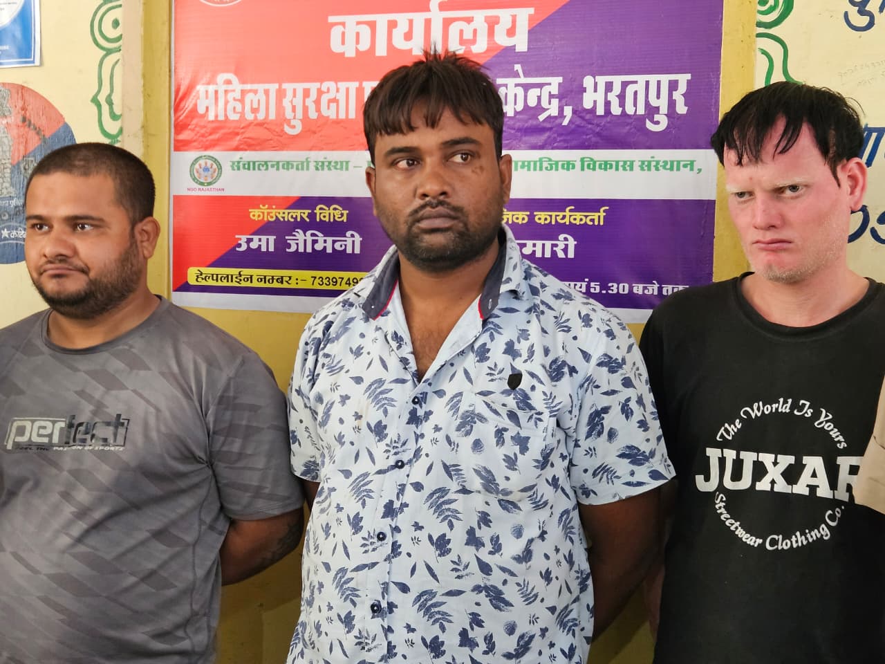 तीनों आरोपी आगरा जिले के शाहगंज के रहने वाले हैं।