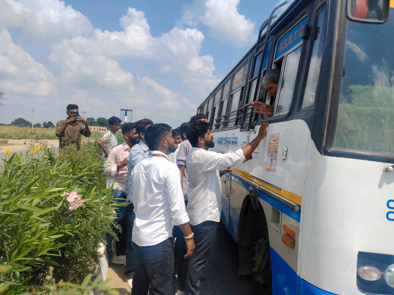 शेखावाटी यूनिवर्सिटी के मुख्य द्वार पर रोडवेज बसों को रोकने की मांग की।