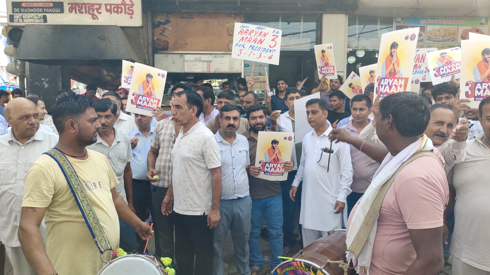 बहादुरगढ़ में ढोल बजवाकर खुशी मनाते लोग।