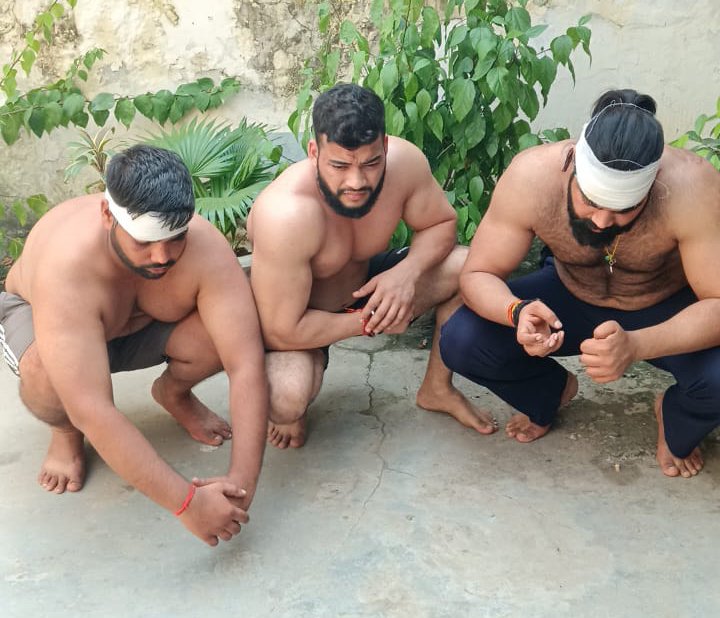 पुलिस द्वारा गिरफ्तार किए गए मारपीट करने वाले आरोपी।