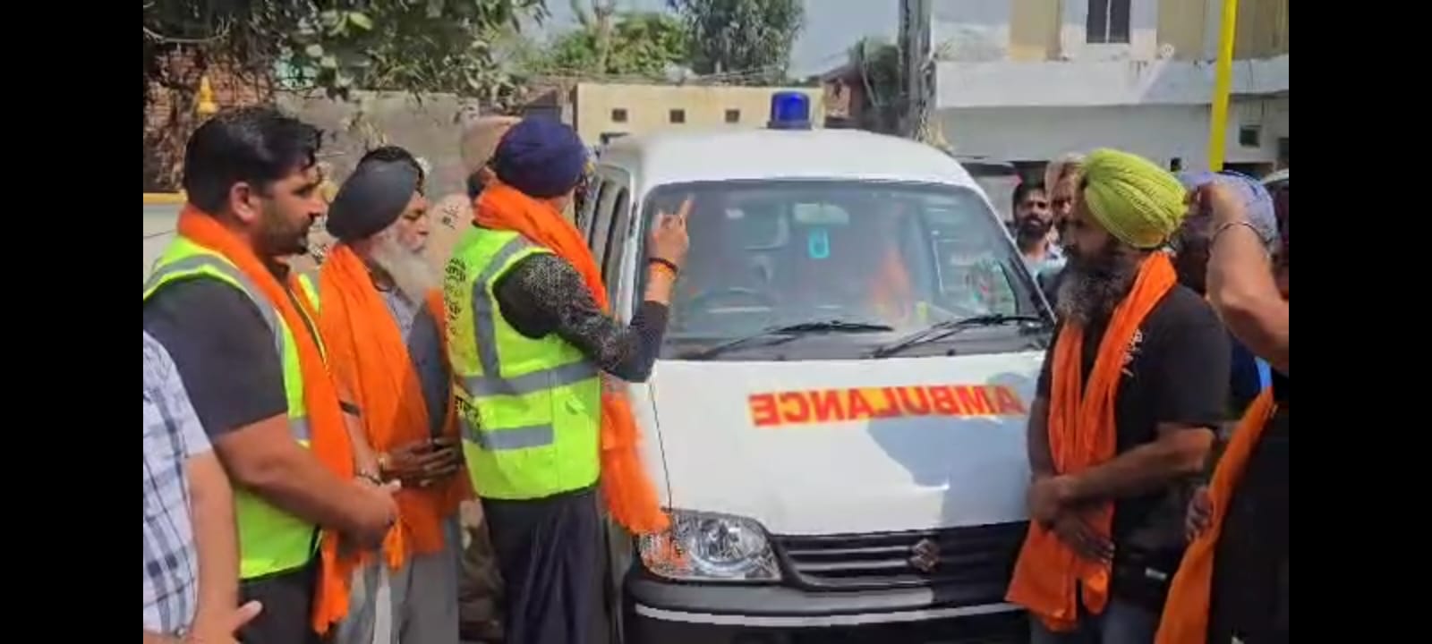 डॉक्टर स्वैमान सिंह की टीम को दो एम्बुलेंस दी।