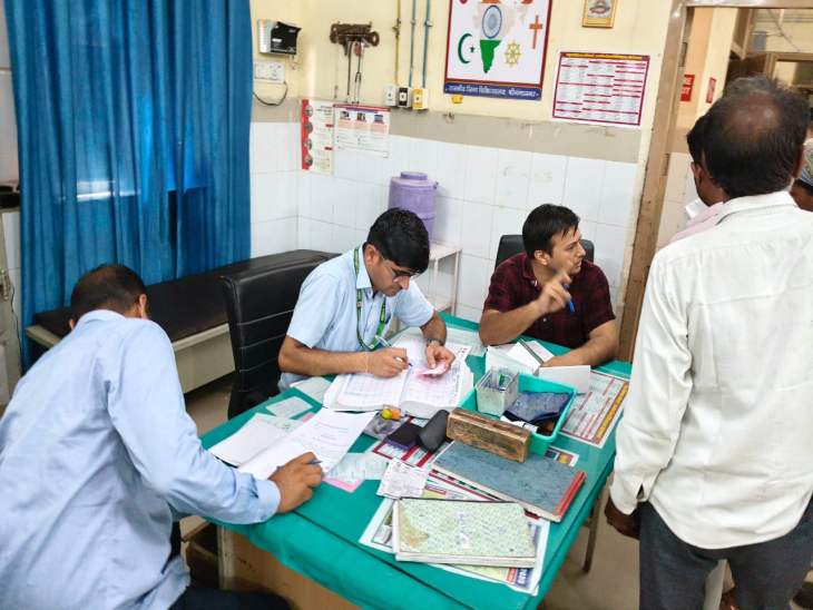 युवक के गिरने के बाद आसपास के लोगों ने तुरंत जिला अस्पताल पहुंचा।