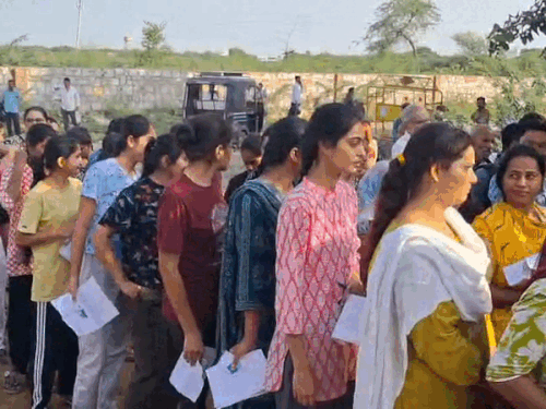 जालोर के एक सेन्टर पर प्रवेश के लिए लगी लाइन।